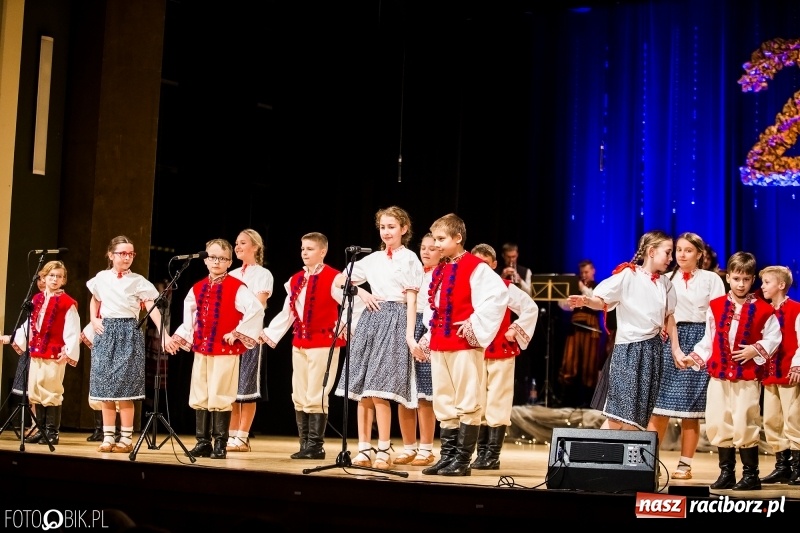 Zdjęcie w galerii na portalu naszraciborz.pl: 20 lat z tańcem. Jubileuszowy koncert Źródła na deskach RCK  wiadomości z regionu