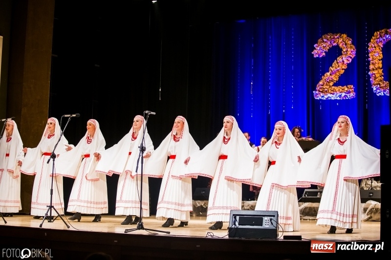 Zdjęcie w galerii na portalu naszraciborz.pl: 20 lat z tańcem. Jubileuszowy koncert Źródła na deskach RCK  wiadomości z regionu