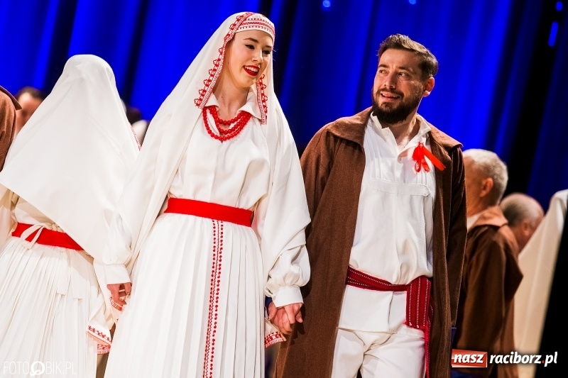 Zdjęcie w galerii na portalu naszraciborz.pl: 20 lat z tańcem. Jubileuszowy koncert Źródła na deskach RCK  wiadomości z regionu