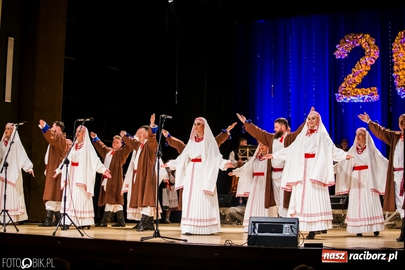 Zdjęcie w galerii na portalu naszraciborz.pl: 20 lat z tańcem. Jubileuszowy koncert Źródła na deskach RCK  wiadomości z regionu