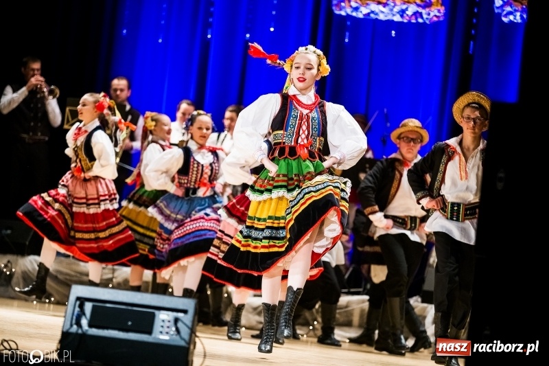 Zdjęcie w galerii na portalu naszraciborz.pl: 20 lat z tańcem. Jubileuszowy koncert Źródła na deskach RCK  wiadomości z regionu