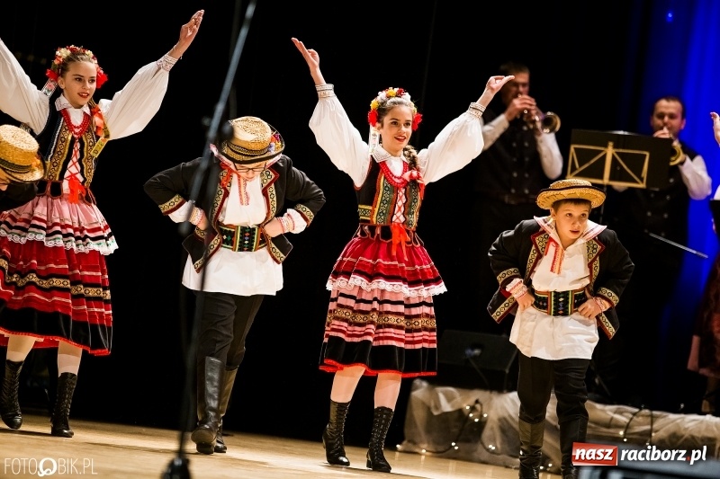 Zdjęcie w galerii na portalu naszraciborz.pl: 20 lat z tańcem. Jubileuszowy koncert Źródła na deskach RCK  wiadomości z regionu