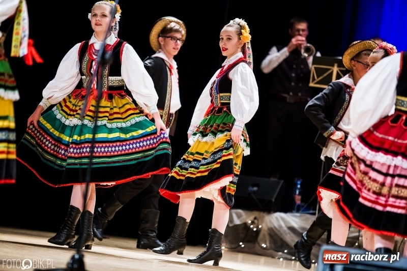 Zdjęcie w galerii na portalu naszraciborz.pl: 20 lat z tańcem. Jubileuszowy koncert Źródła na deskach RCK  wiadomości z regionu