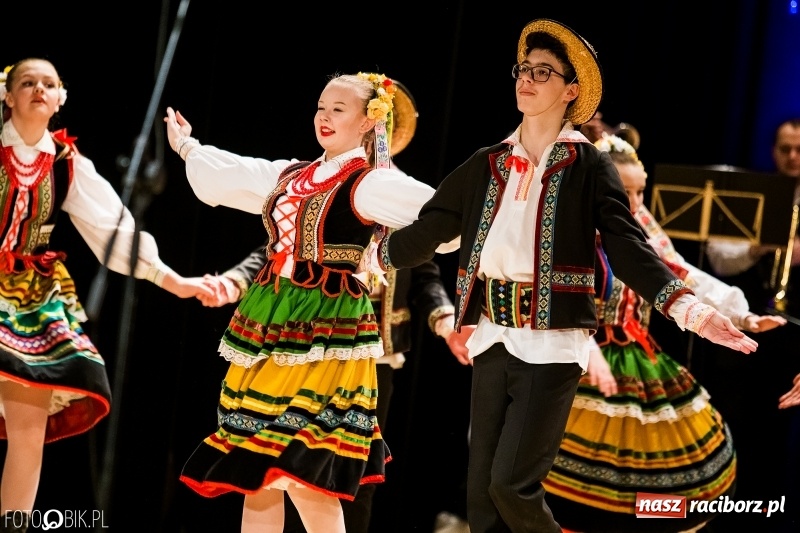 Zdjęcie w galerii na portalu naszraciborz.pl: 20 lat z tańcem. Jubileuszowy koncert Źródła na deskach RCK  wiadomości z regionu