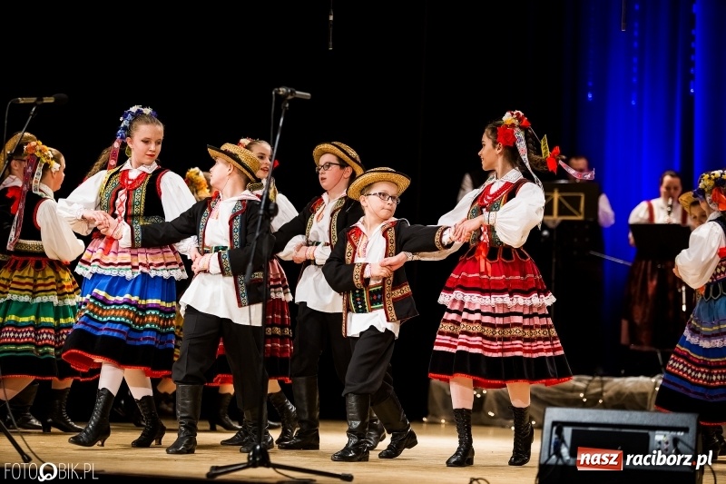 Zdjęcie w galerii na portalu naszraciborz.pl: 20 lat z tańcem. Jubileuszowy koncert Źródła na deskach RCK  wiadomości z regionu