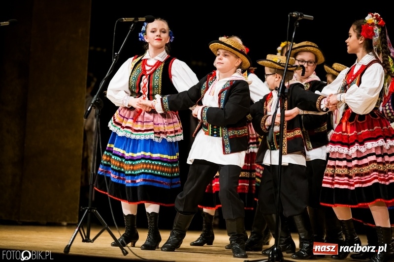 Zdjęcie w galerii na portalu naszraciborz.pl: 20 lat z tańcem. Jubileuszowy koncert Źródła na deskach RCK  wiadomości z regionu