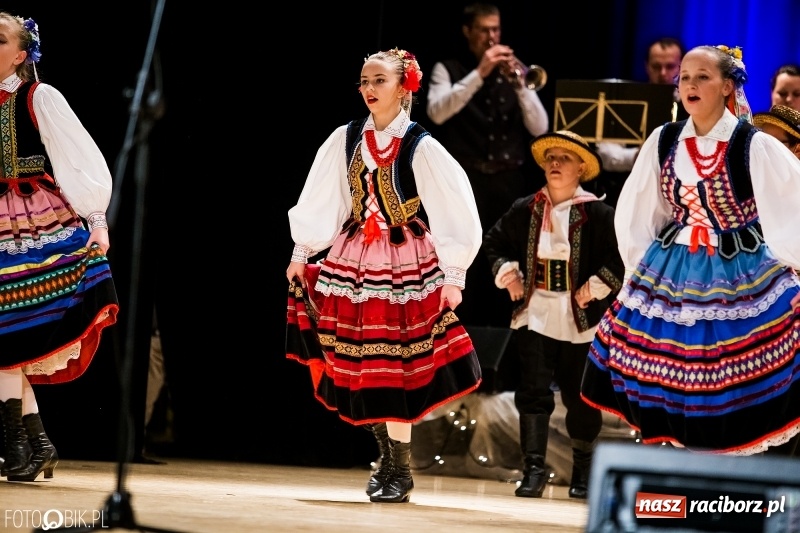 Zdjęcie w galerii na portalu naszraciborz.pl: 20 lat z tańcem. Jubileuszowy koncert Źródła na deskach RCK  wiadomości z regionu