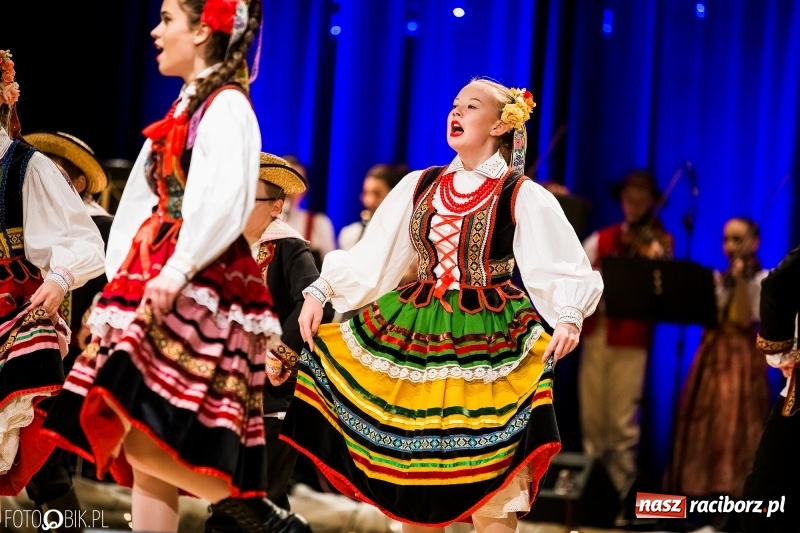 Zdjęcie w galerii na portalu naszraciborz.pl: 20 lat z tańcem. Jubileuszowy koncert Źródła na deskach RCK  wiadomości z regionu