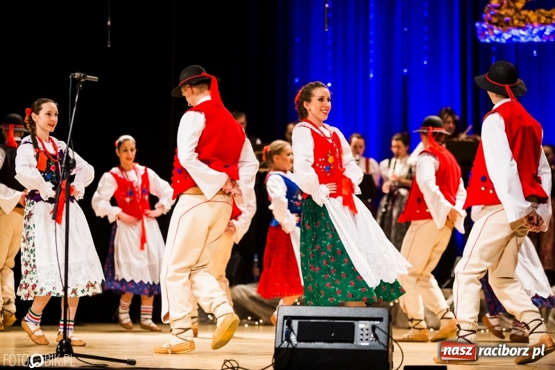 Zdjęcie w galerii na portalu naszraciborz.pl: 20 lat z tańcem. Jubileuszowy koncert Źródła na deskach RCK  wiadomości z regionu