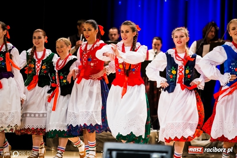 Zdjęcie w galerii na portalu naszraciborz.pl: 20 lat z tańcem. Jubileuszowy koncert Źródła na deskach RCK  wiadomości z regionu