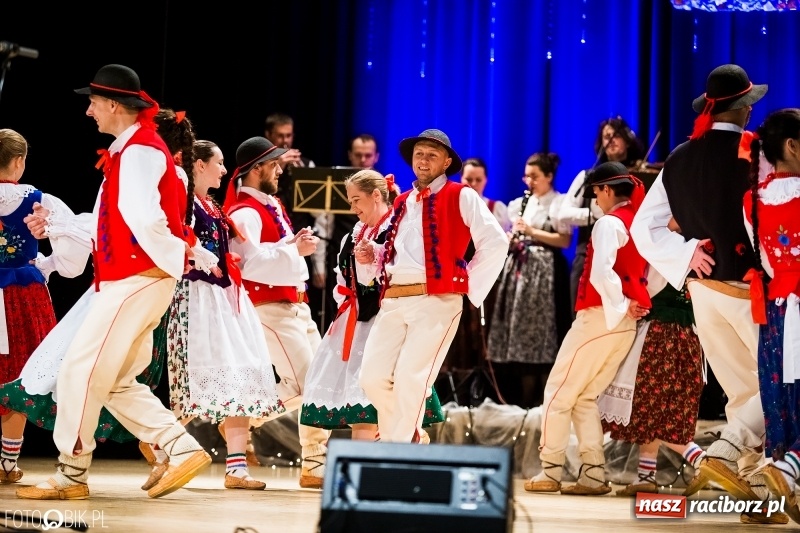 Zdjęcie w galerii na portalu naszraciborz.pl: 20 lat z tańcem. Jubileuszowy koncert Źródła na deskach RCK  wiadomości z regionu