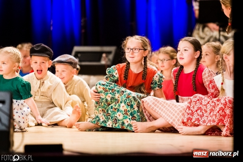 Zdjęcie w galerii na portalu naszraciborz.pl: 20 lat z tańcem. Jubileuszowy koncert Źródła na deskach RCK  wiadomości z regionu