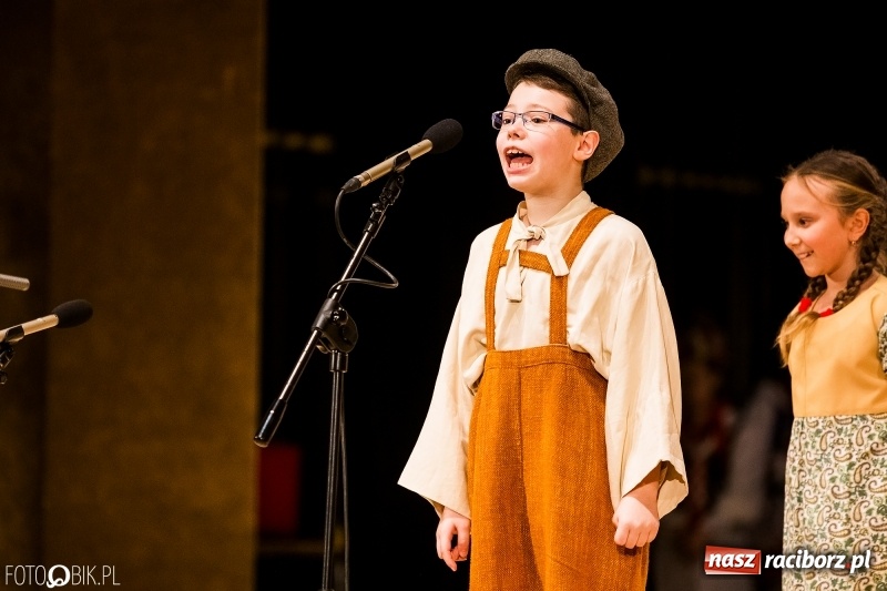 Zdjęcie w galerii na portalu naszraciborz.pl: 20 lat z tańcem. Jubileuszowy koncert Źródła na deskach RCK  wiadomości z regionu