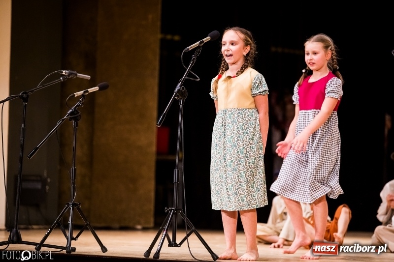 Zdjęcie w galerii na portalu naszraciborz.pl: 20 lat z tańcem. Jubileuszowy koncert Źródła na deskach RCK  wiadomości z regionu