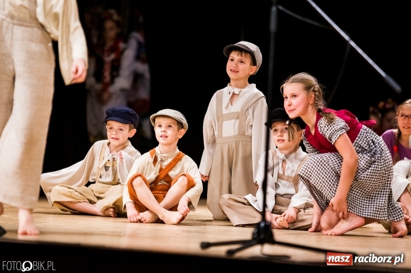 Zdjęcie w galerii na portalu naszraciborz.pl: 20 lat z tańcem. Jubileuszowy koncert Źródła na deskach RCK  wiadomości z regionu