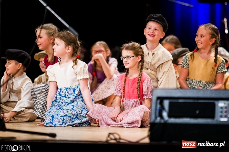 Zdjęcie w galerii na portalu naszraciborz.pl: 20 lat z tańcem. Jubileuszowy koncert Źródła na deskach RCK  wiadomości z regionu