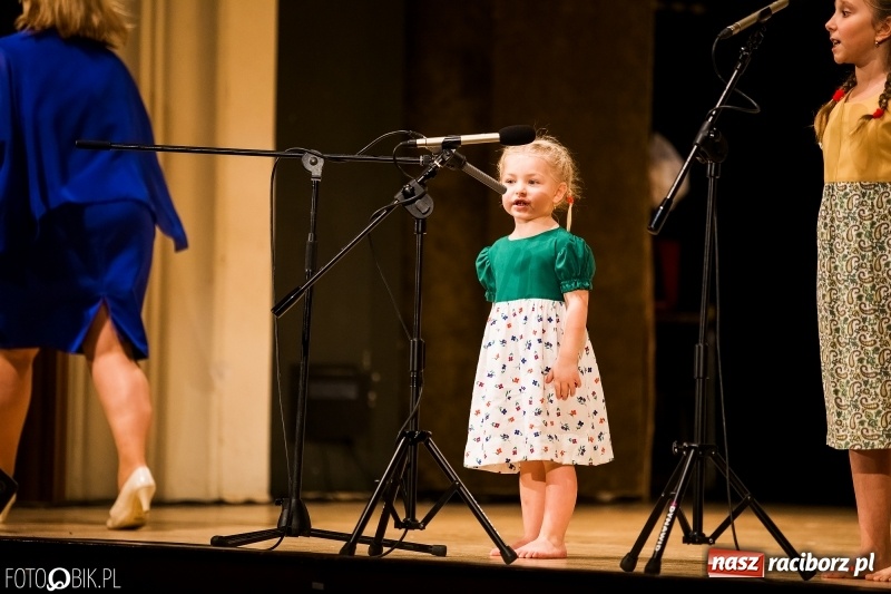 Zdjęcie w galerii na portalu naszraciborz.pl: 20 lat z tańcem. Jubileuszowy koncert Źródła na deskach RCK  wiadomości z regionu