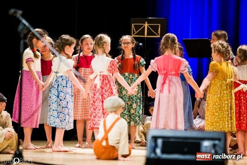 Zdjęcie w galerii na portalu naszraciborz.pl: 20 lat z tańcem. Jubileuszowy koncert Źródła na deskach RCK  wiadomości z regionu