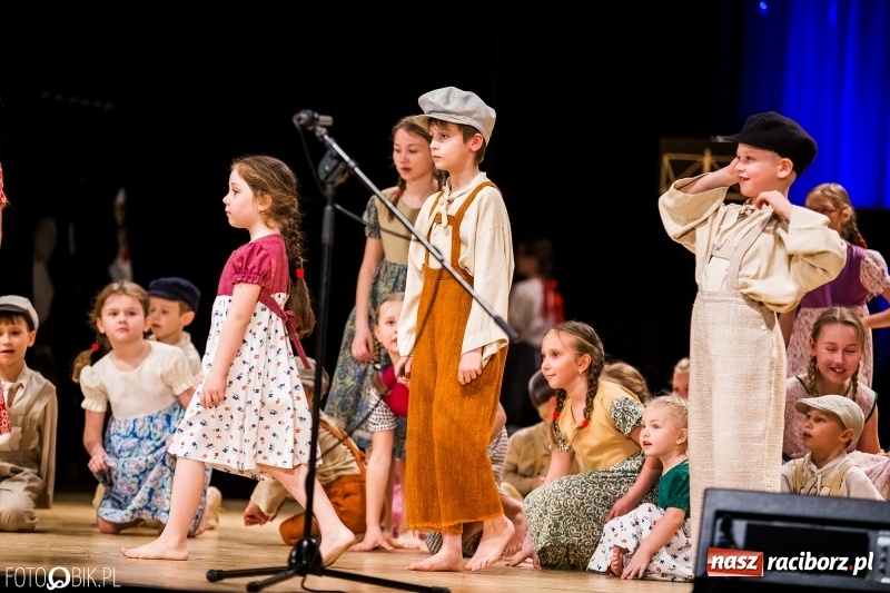 Zdjęcie w galerii na portalu naszraciborz.pl: 20 lat z tańcem. Jubileuszowy koncert Źródła na deskach RCK  wiadomości z regionu