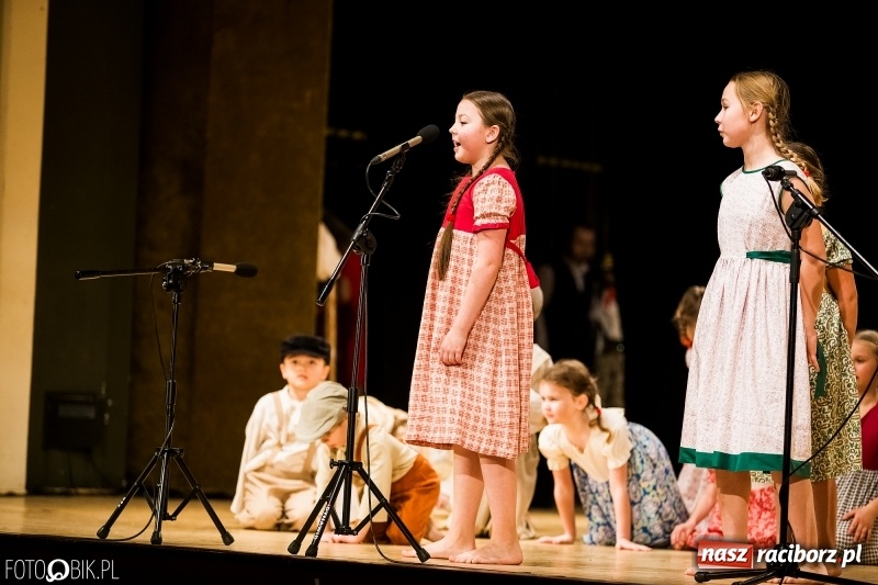 Zdjęcie w galerii na portalu naszraciborz.pl: 20 lat z tańcem. Jubileuszowy koncert Źródła na deskach RCK  wiadomości z regionu