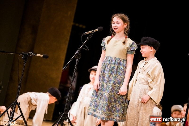 Zdjęcie w galerii na portalu naszraciborz.pl: 20 lat z tańcem. Jubileuszowy koncert Źródła na deskach RCK  wiadomości z regionu