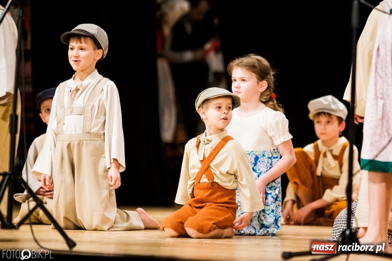 Zdjęcie w galerii na portalu naszraciborz.pl: 20 lat z tańcem. Jubileuszowy koncert Źródła na deskach RCK  wiadomości z regionu