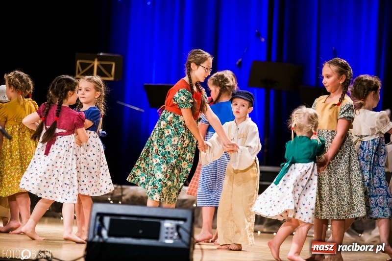 Zdjęcie w galerii na portalu naszraciborz.pl: 20 lat z tańcem. Jubileuszowy koncert Źródła na deskach RCK  wiadomości z regionu