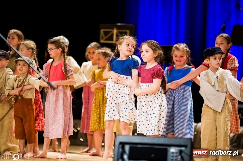 Zdjęcie w galerii na portalu naszraciborz.pl: 20 lat z tańcem. Jubileuszowy koncert Źródła na deskach RCK  wiadomości z regionu