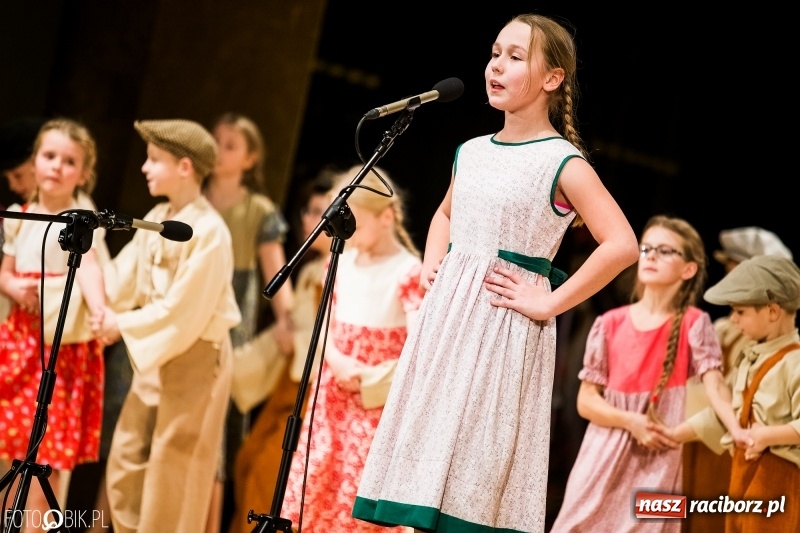 Zdjęcie w galerii na portalu naszraciborz.pl: 20 lat z tańcem. Jubileuszowy koncert Źródła na deskach RCK  wiadomości z regionu