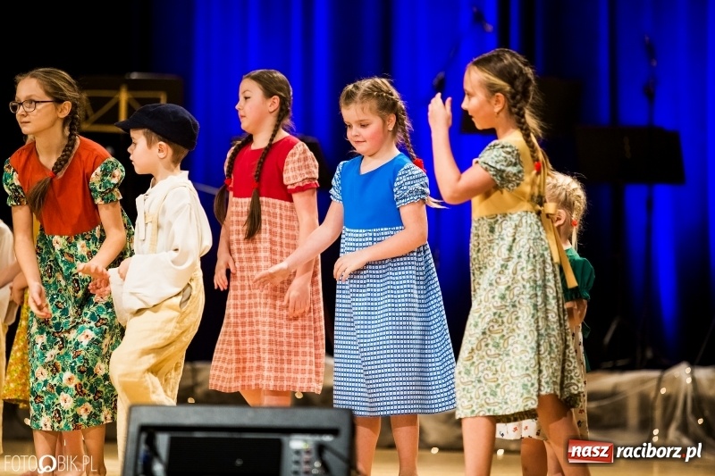 Zdjęcie w galerii na portalu naszraciborz.pl: 20 lat z tańcem. Jubileuszowy koncert Źródła na deskach RCK  wiadomości z regionu