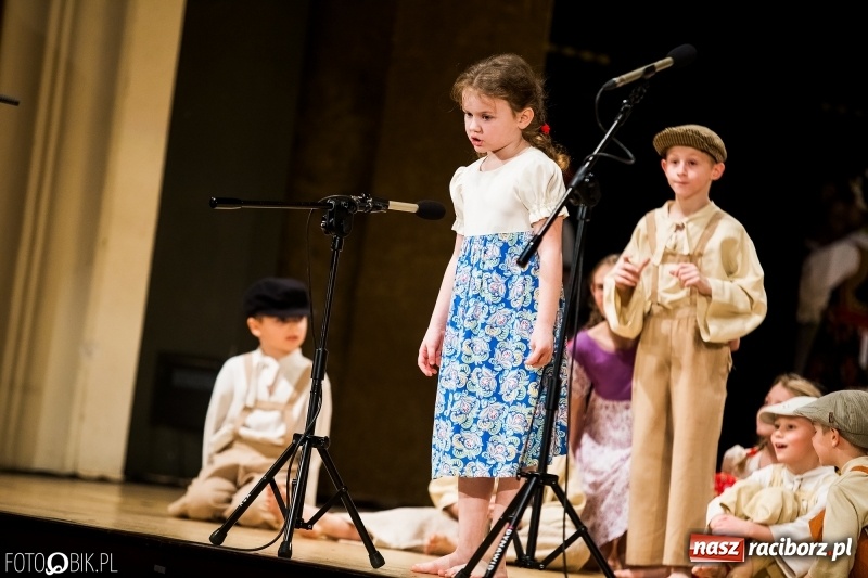 Zdjęcie w galerii na portalu naszraciborz.pl: 20 lat z tańcem. Jubileuszowy koncert Źródła na deskach RCK  wiadomości z regionu