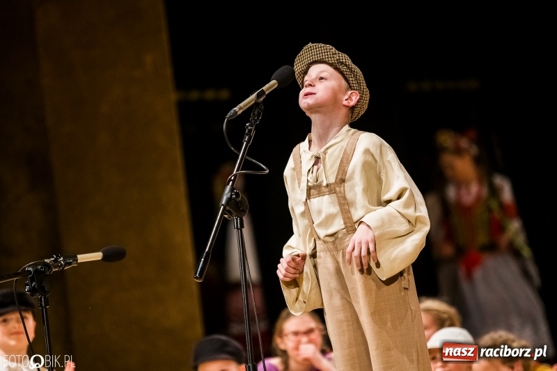 Zdjęcie w galerii na portalu naszraciborz.pl: 20 lat z tańcem. Jubileuszowy koncert Źródła na deskach RCK  wiadomości z regionu