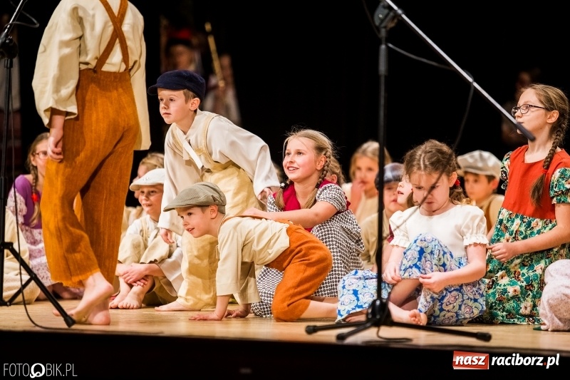 Zdjęcie w galerii na portalu naszraciborz.pl: 20 lat z tańcem. Jubileuszowy koncert Źródła na deskach RCK  wiadomości z regionu