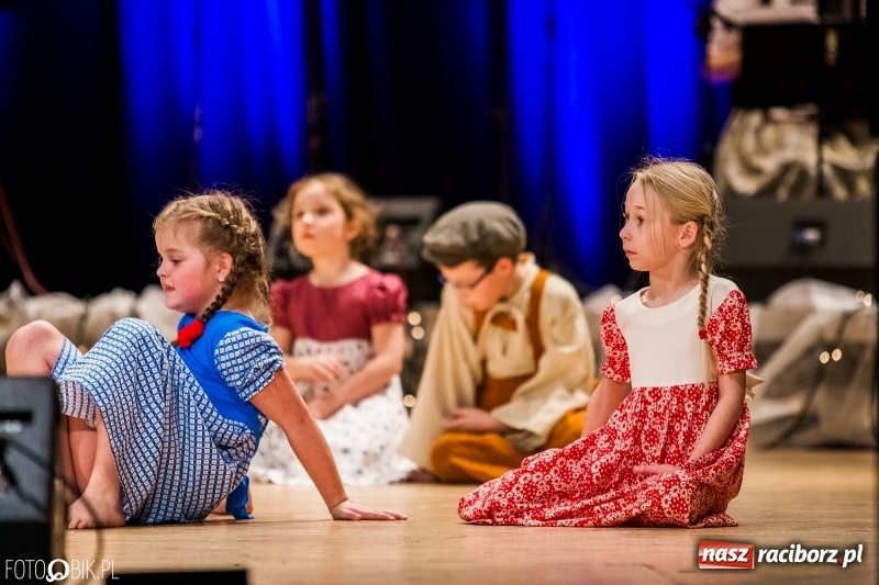 Zdjęcie w galerii na portalu naszraciborz.pl: 20 lat z tańcem. Jubileuszowy koncert Źródła na deskach RCK  wiadomości z regionu