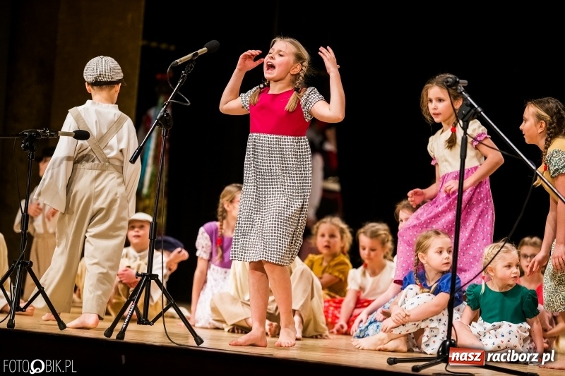 Zdjęcie w galerii na portalu naszraciborz.pl: 20 lat z tańcem. Jubileuszowy koncert Źródła na deskach RCK  wiadomości z regionu