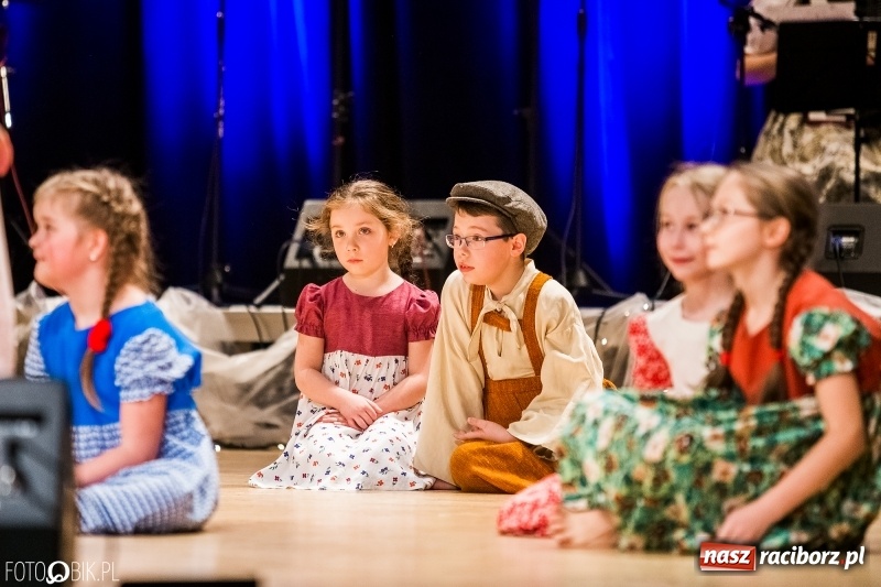 Zdjęcie w galerii na portalu naszraciborz.pl: 20 lat z tańcem. Jubileuszowy koncert Źródła na deskach RCK  wiadomości z regionu