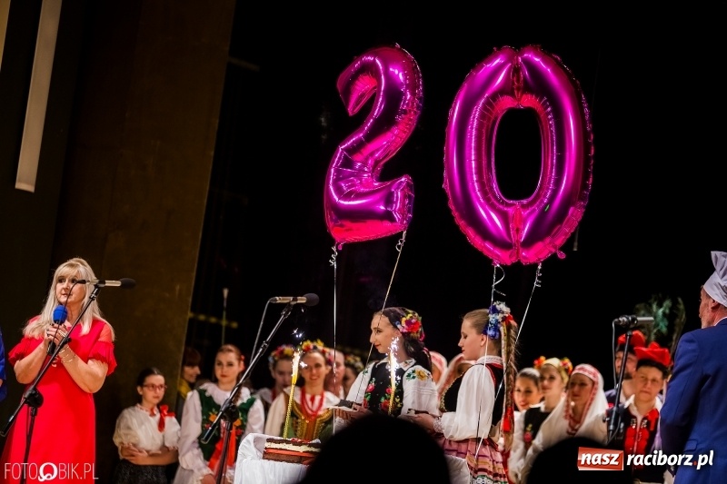 Zdjęcie w galerii na portalu naszraciborz.pl: 20 lat z tańcem. Jubileuszowy koncert Źródła na deskach RCK  wiadomości z regionu