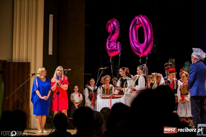 Zdjęcie w galerii na portalu naszraciborz.pl: 20 lat z tańcem. Jubileuszowy koncert Źródła na deskach RCK  wiadomości z regionu
