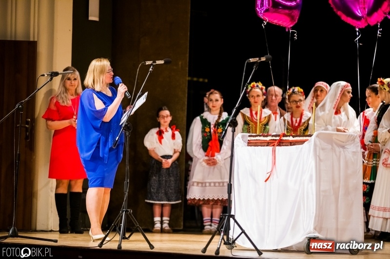 Zdjęcie w galerii na portalu naszraciborz.pl: 20 lat z tańcem. Jubileuszowy koncert Źródła na deskach RCK  wiadomości z regionu