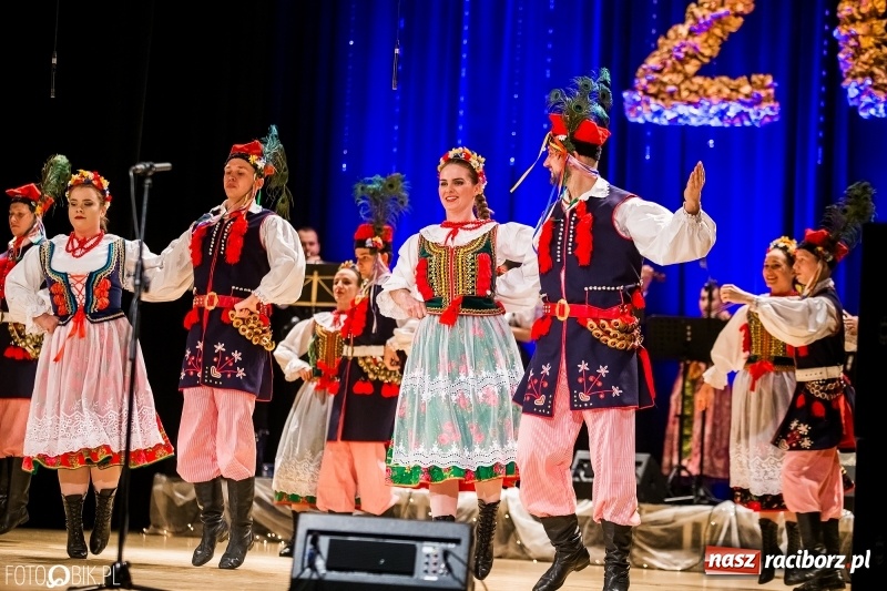 Zdjęcie w galerii na portalu naszraciborz.pl: 20 lat z tańcem. Jubileuszowy koncert Źródła na deskach RCK  wiadomości z regionu