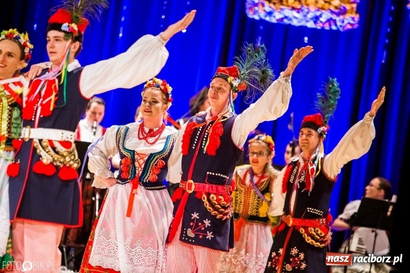 Zdjęcie w galerii na portalu naszraciborz.pl: 20 lat z tańcem. Jubileuszowy koncert Źródła na deskach RCK  wiadomości z regionu