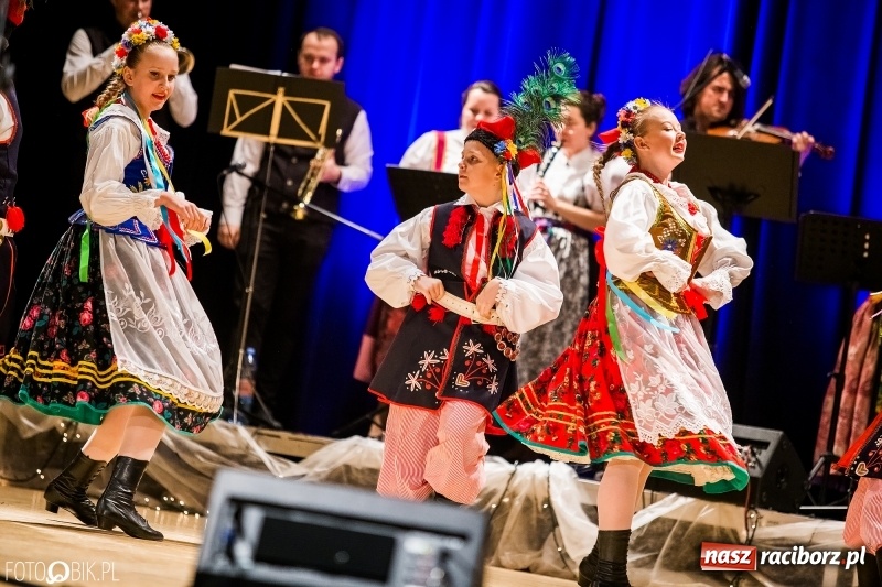 Zdjęcie w galerii na portalu naszraciborz.pl: 20 lat z tańcem. Jubileuszowy koncert Źródła na deskach RCK  wiadomości z regionu