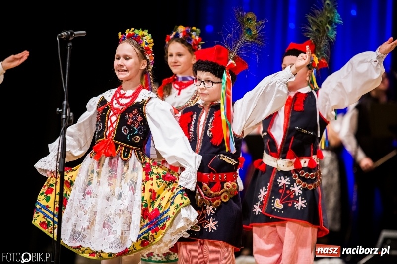 Zdjęcie w galerii na portalu naszraciborz.pl: 20 lat z tańcem. Jubileuszowy koncert Źródła na deskach RCK  wiadomości z regionu