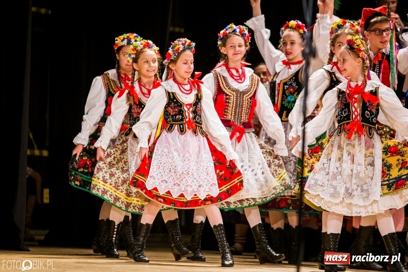 Zdjęcie w galerii na portalu naszraciborz.pl: 20 lat z tańcem. Jubileuszowy koncert Źródła na deskach RCK  wiadomości z regionu