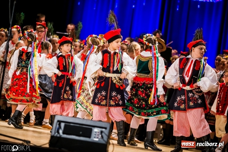 Zdjęcie w galerii na portalu naszraciborz.pl: 20 lat z tańcem. Jubileuszowy koncert Źródła na deskach RCK  wiadomości z regionu