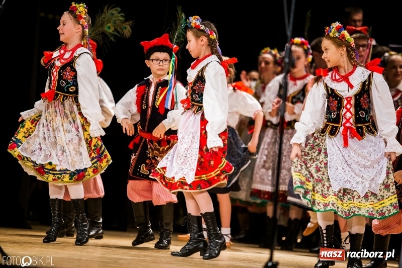 Zdjęcie w galerii na portalu naszraciborz.pl: 20 lat z tańcem. Jubileuszowy koncert Źródła na deskach RCK  wiadomości z regionu