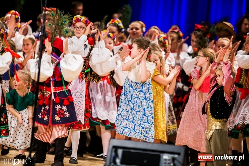Zdjęcie w galerii na portalu naszraciborz.pl: 20 lat z tańcem. Jubileuszowy koncert Źródła na deskach RCK  wiadomości z regionu