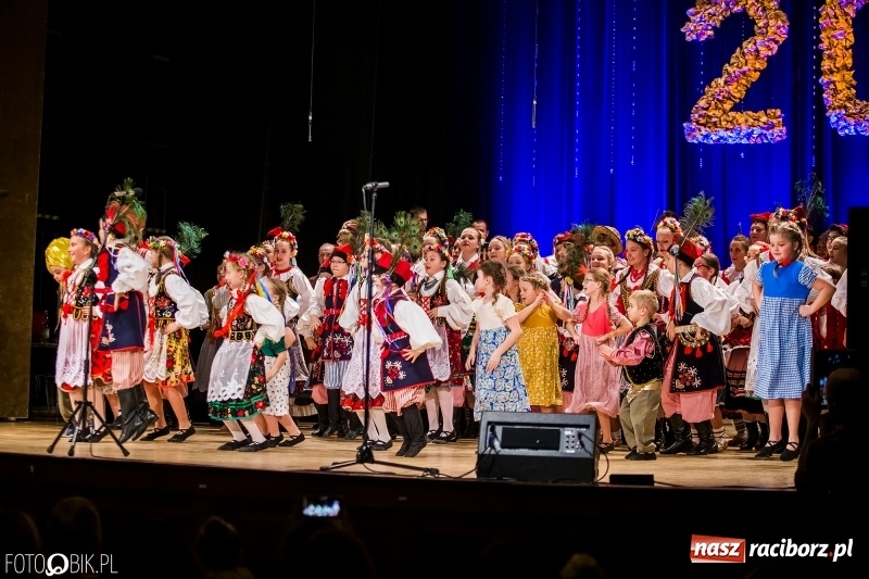 Zdjęcie w galerii na portalu naszraciborz.pl: 20 lat z tańcem. Jubileuszowy koncert Źródła na deskach RCK  wiadomości z regionu