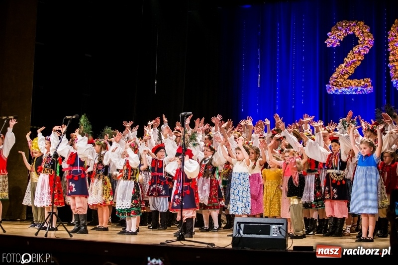 Zdjęcie w galerii na portalu naszraciborz.pl: 20 lat z tańcem. Jubileuszowy koncert Źródła na deskach RCK  wiadomości z regionu