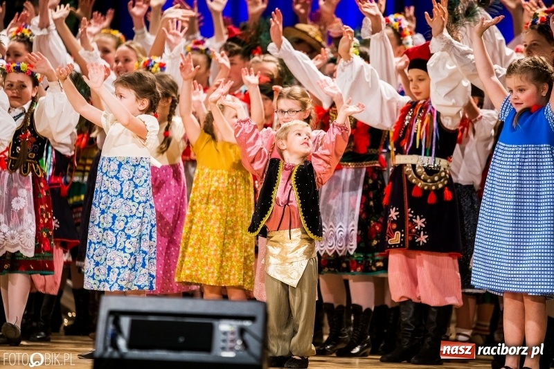 Zdjęcie w galerii na portalu naszraciborz.pl: 20 lat z tańcem. Jubileuszowy koncert Źródła na deskach RCK  wiadomości z regionu